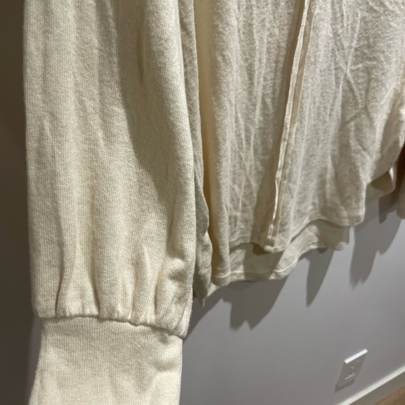 Knox Rose Cream Long Sleeve V-Neck Top - Picture 4 of 5